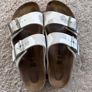 Birkenstock women’s white camo Arizona sandal - size 39 (women’s 8-8.5)
